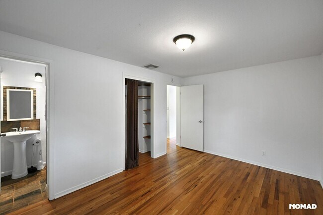 Building Photo - Spacious 4BR House in Denver
