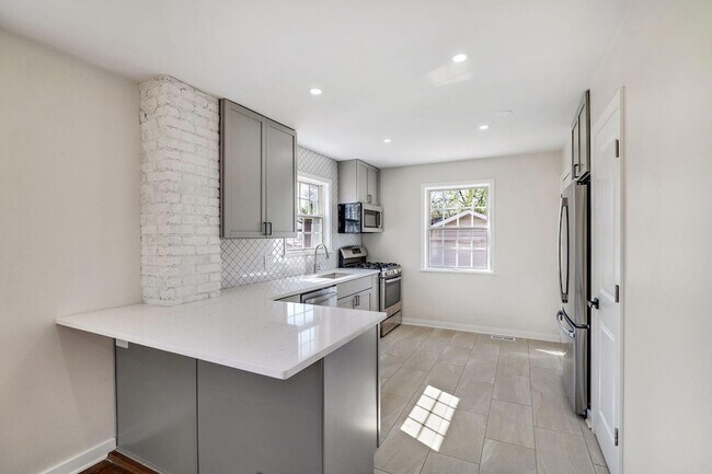 Building Photo - 248 Adelaide Pl