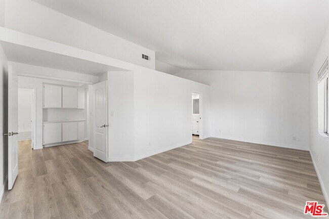 Building Photo - 37105 Zinnia St