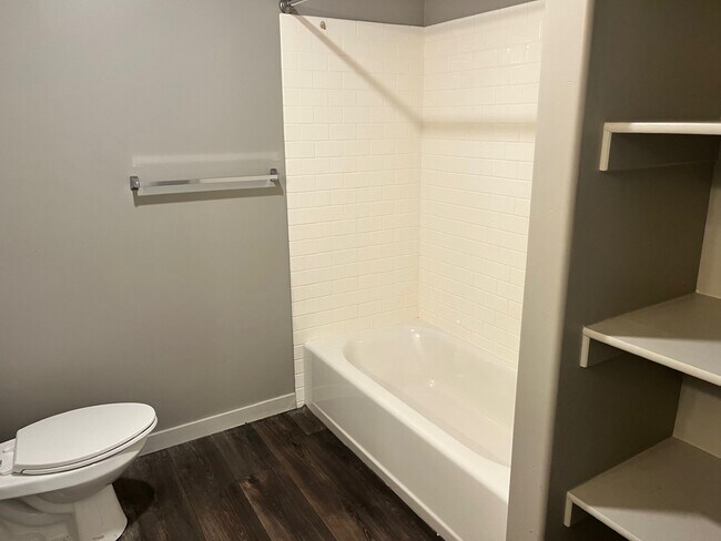 Building Photo - 1700 S Sandhill Rd