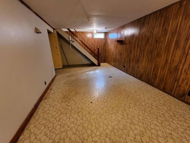 Building Photo - Great NE 3 bedroom 1.5 bath Near Center Po...