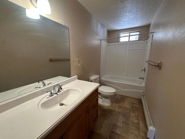 Building Photo - 3 Bedroom 2 Bathroom Top Level Duplex available for rent in Aztec, NM