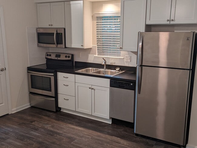 Building Photo - Rare.....One Bedroom One Bathroom Unit Available In Midtown!