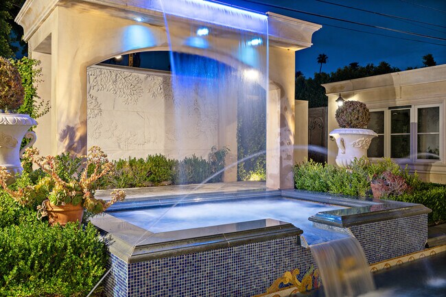 Building Photo - 718 N Rodeo Dr