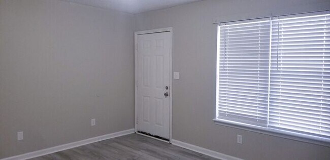 Building Photo - SPECIAL, HALF OFF FIRST MONTHS RENT!