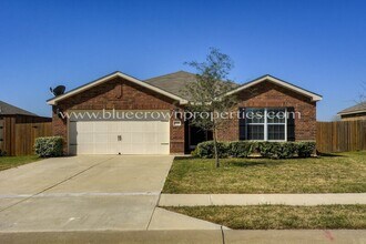 Building Photo - 2221 Meadow Dr