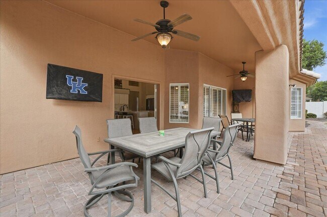 Building Photo - 1909 E Coral Tree Dr