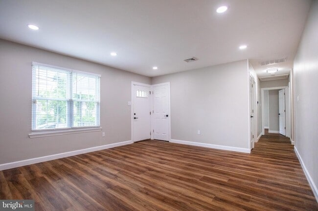 Building Photo - 6233 Magnolia Ave