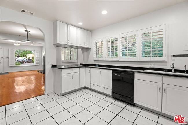 Building Photo - 2126 Selby Ave