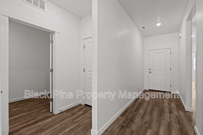 Building Photo - 15307 Cloud Crst Ave