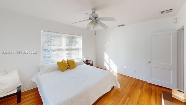 Building Photo - 951 NE 116th St