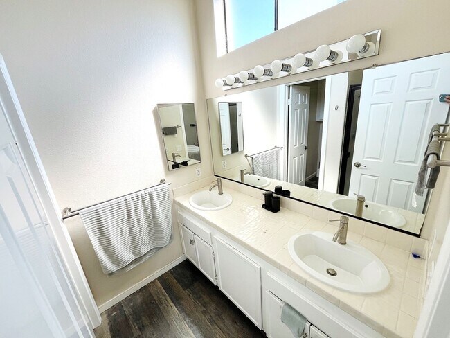 Building Photo - Beautiful Upscale Private Two Bed, Two Bat...