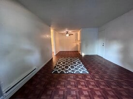 Building Photo - 423 Gregory Ln