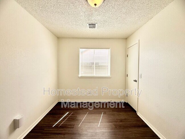 Building Photo - 10020 S Clegern St