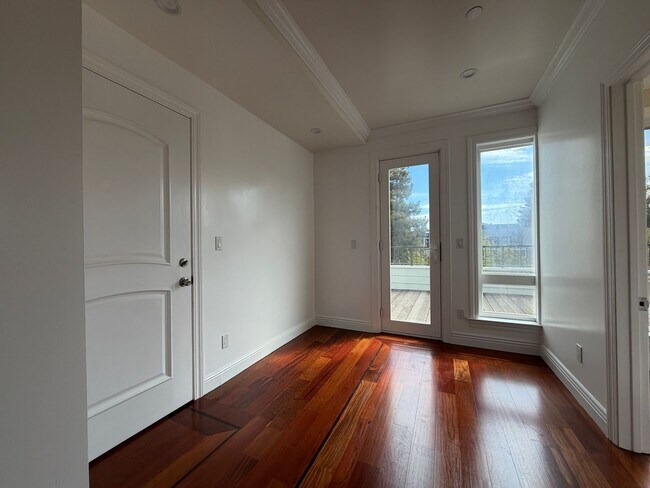 Building Photo - 261B Dolores St