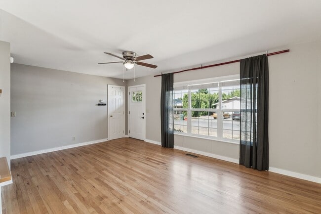 Building Photo - 345 NE 9th Pl