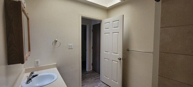 Building Photo - 2 Bedroom 1 Bath duplex