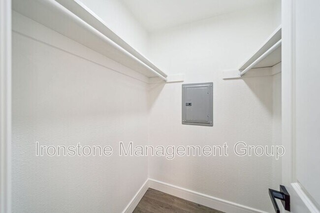 Building Photo - 3171 E 49th St