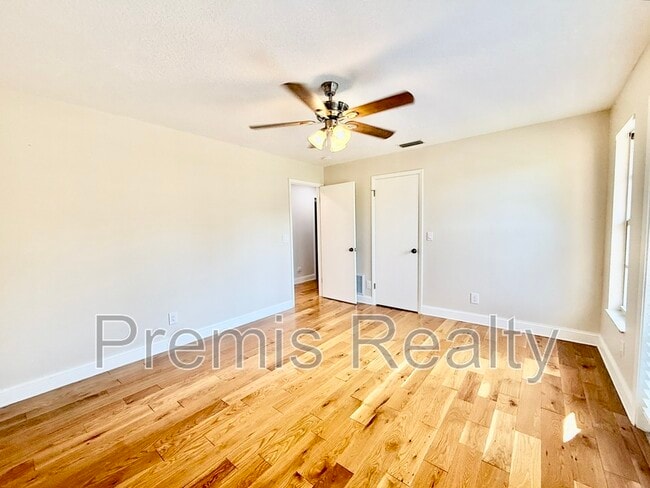 Building Photo - 957 Weathersfield Dr