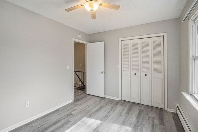 Building Photo - $1250 /2-bedr/1.5 bath town house duplex; tenant pays only electric (Kalamazoo)