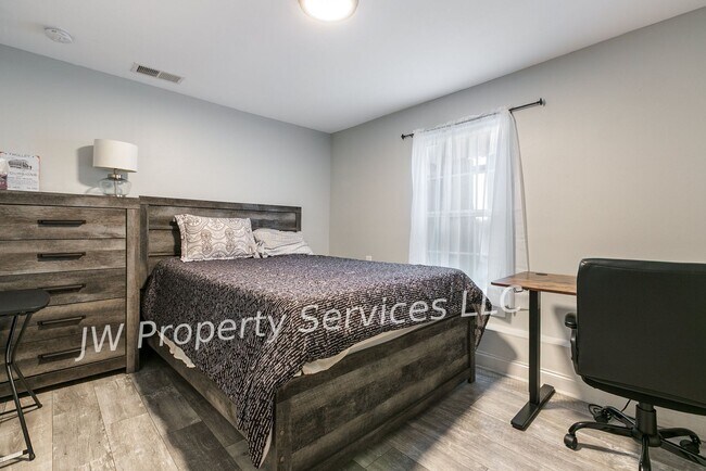 Building Photo - Stunning 3BR/3BA Home Near Downtown – Furnished or Unfurnished Options Available