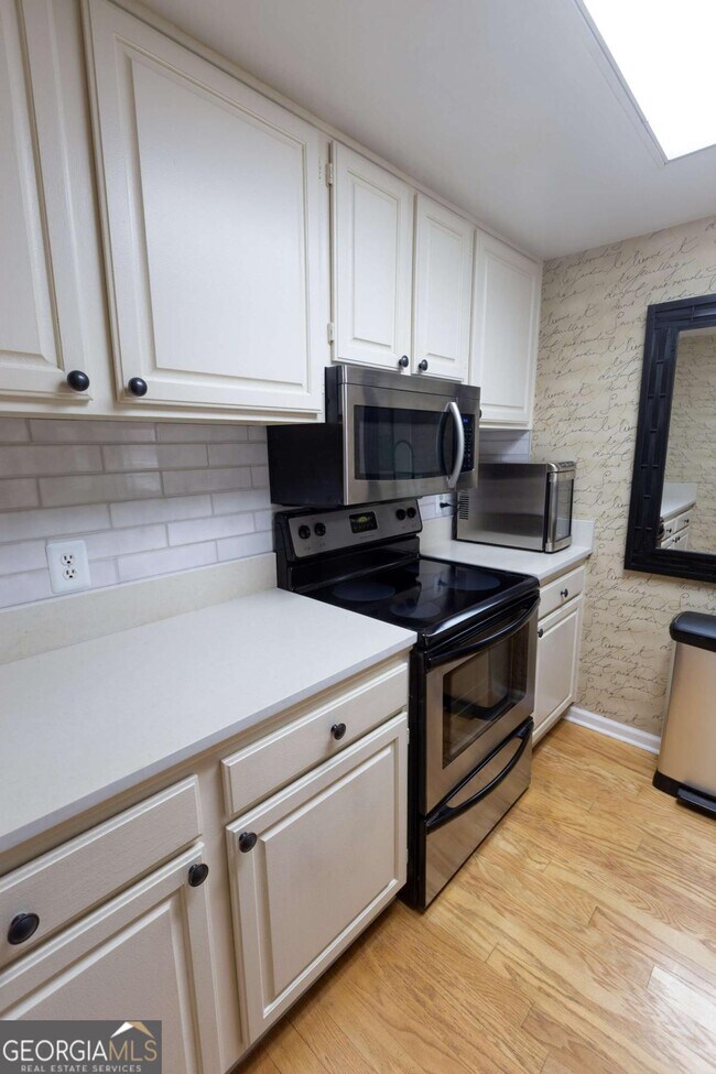 Building Photo - 3481 Lakeside Dr NE