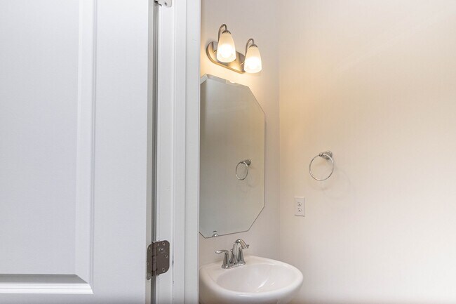 Building Photo - 3 Bedroom Townhome Bonterra Village AVAILA...