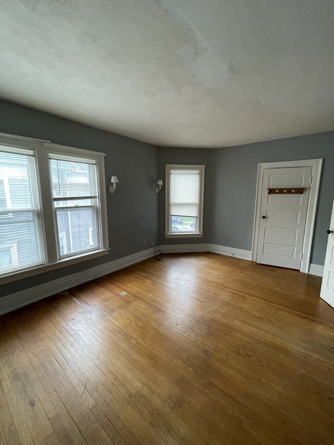 Building Photo - 623 Cherry St upstairs