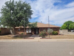 Building Photo - 3 bed 2 bath 2 car garage on cul-de-sac!