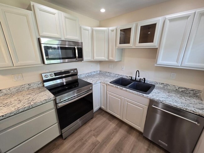 Building Photo - 2921 Sunset Rd