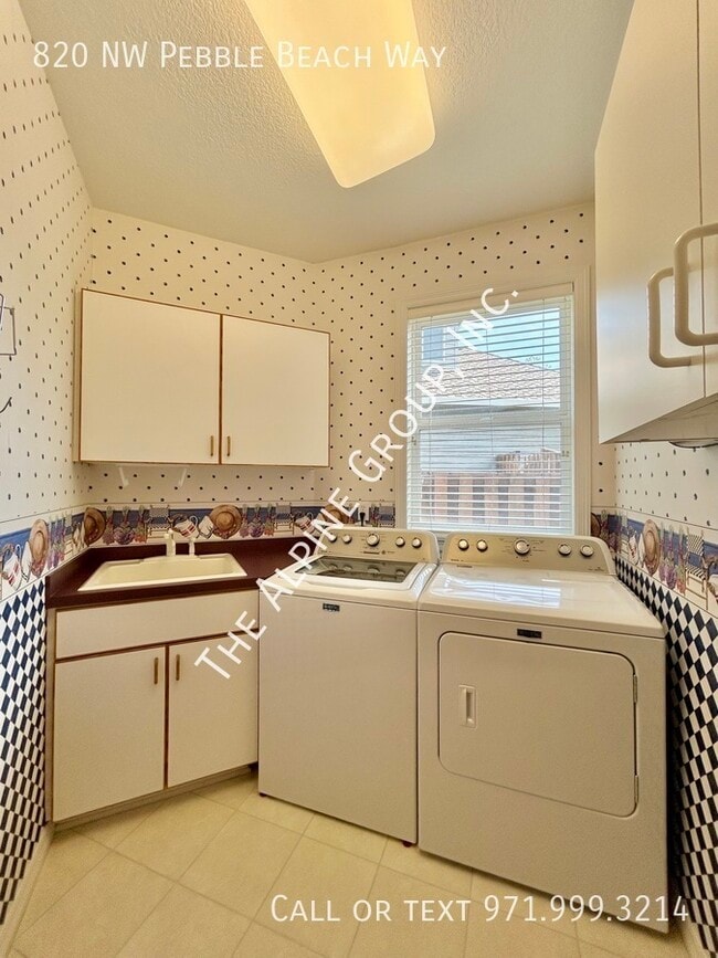 Building Photo - 820 NW Pebble Beach Way