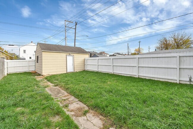 Building Photo - 626 E Jenkins Ave