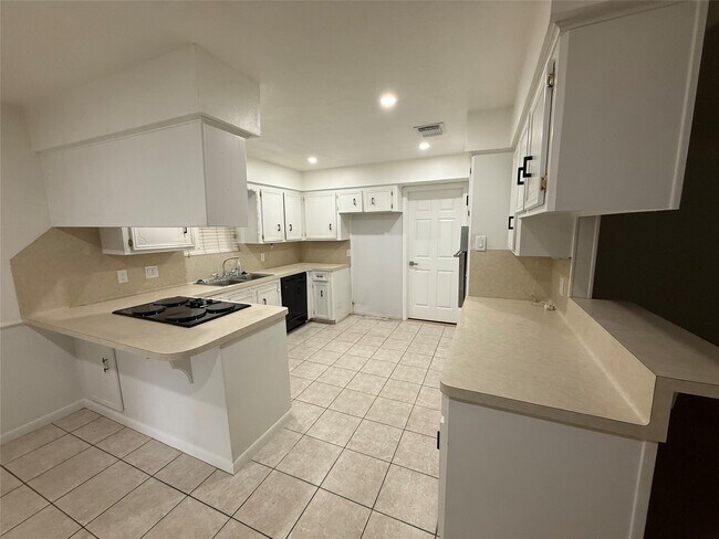 Building Photo - 25 Little John Ln