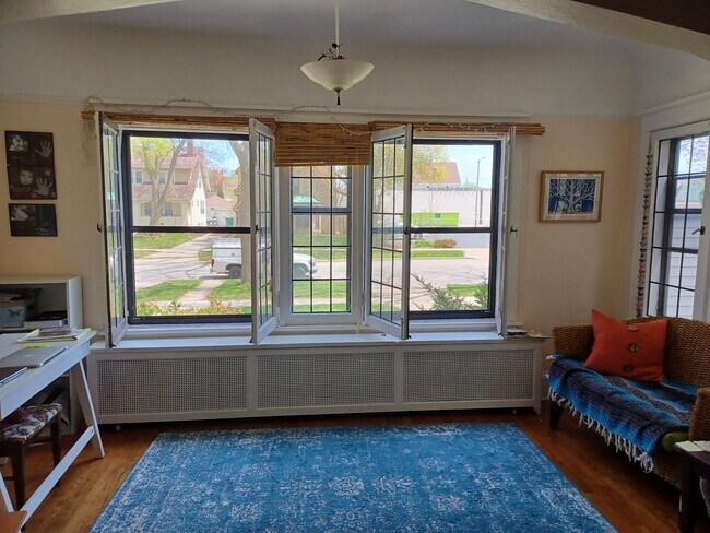 Sunroom - 4013 N Prospect Ave