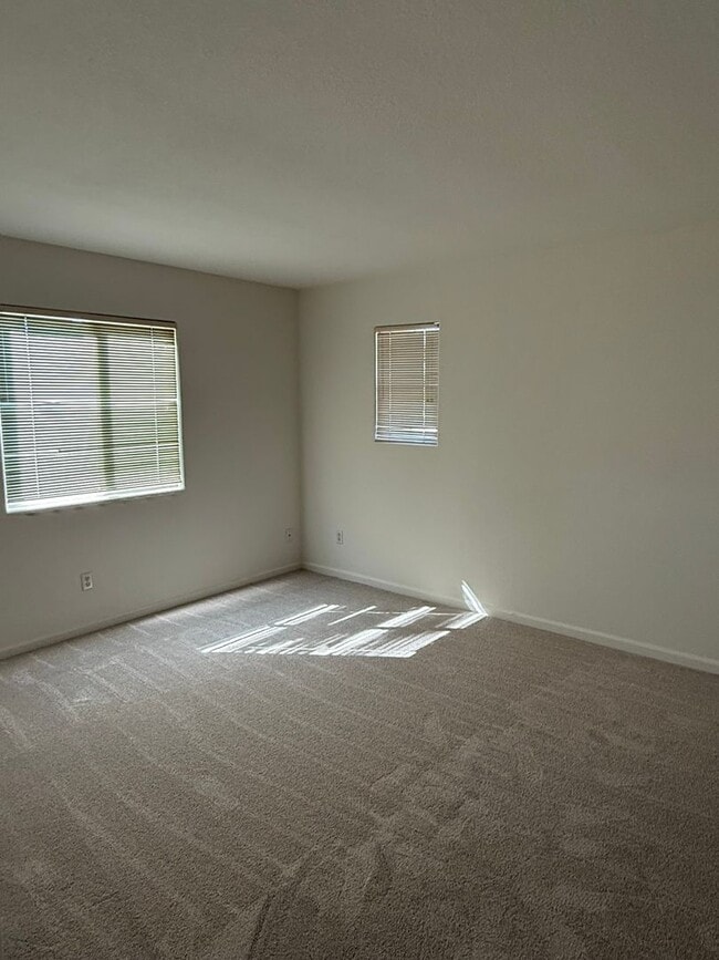 Building Photo - LARGE CORNER LOT 2 STORY 4 BED HOME IN MATHER