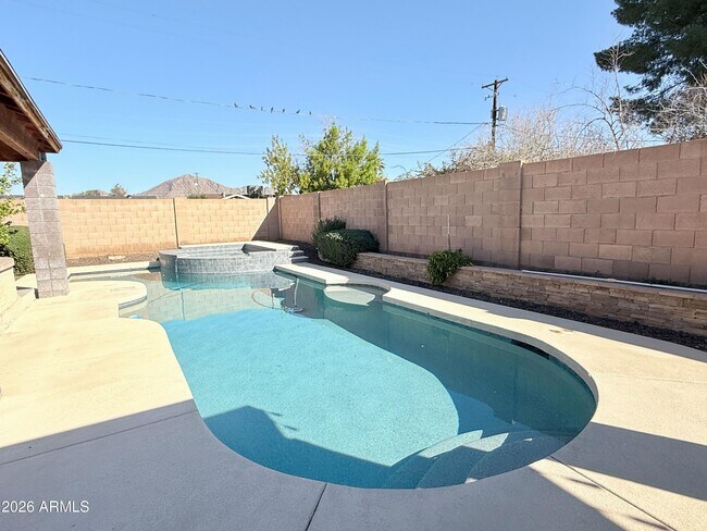 Building Photo - 5212 E Cambridge Ave