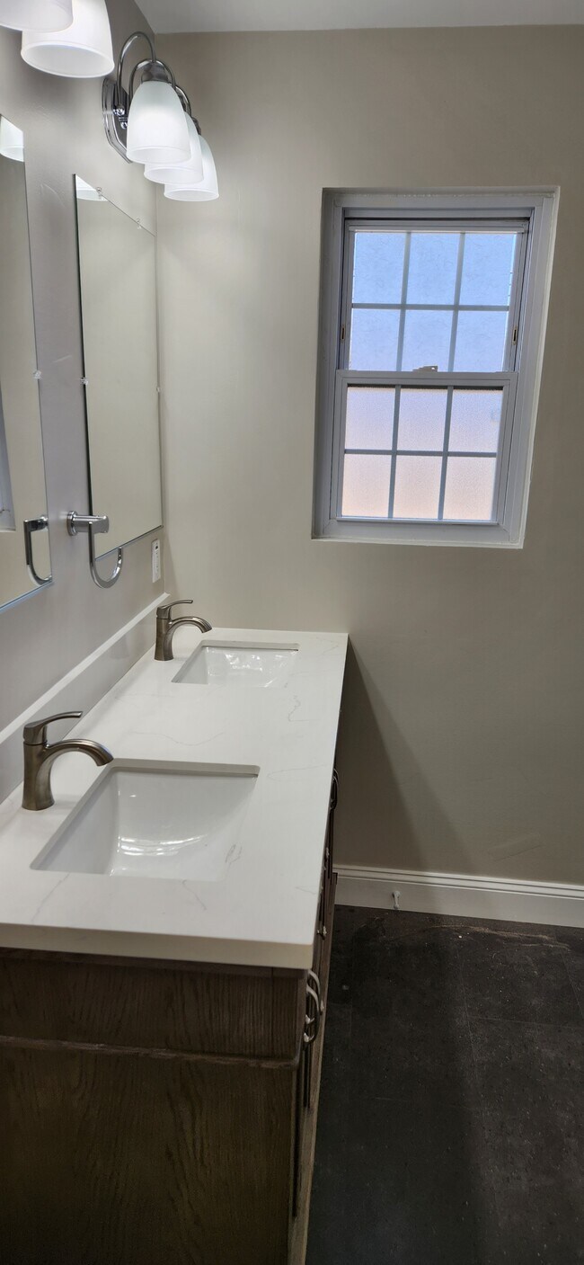 Master Bathroom - 7706 Berkshire Blvd