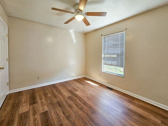 Building Photo - Knoxville 37921 - 3 bedroom, 2 bath Duplex - Contact Ryan Fogarty 865-333-4840