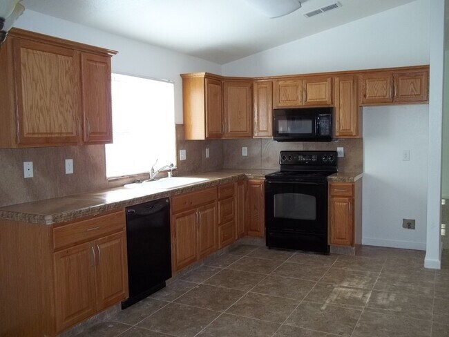 Building Photo - 3 BR home near Central High East campus, good access to HWY 99