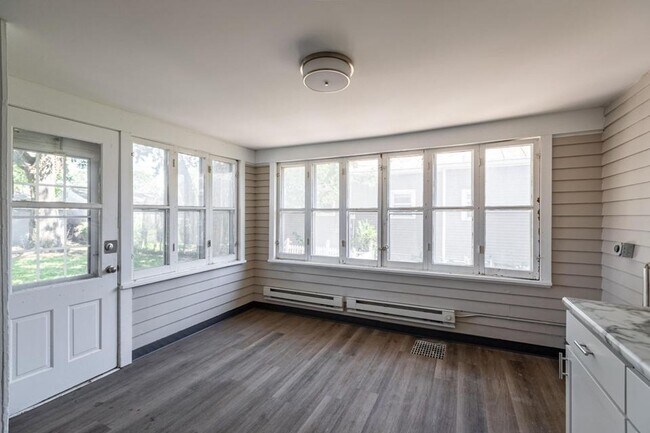 Building Photo - Gorgeous Northside Home with Quartz Countertops!