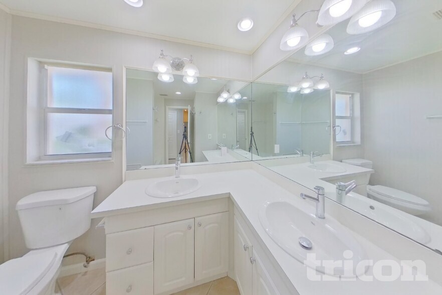 Building Photo - 14980 Crown Dr