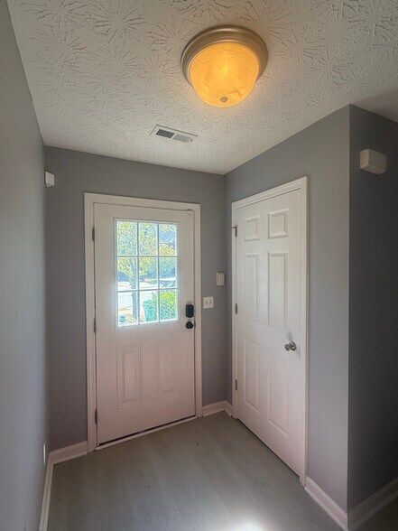 Building Photo - 2418 Piering Dr