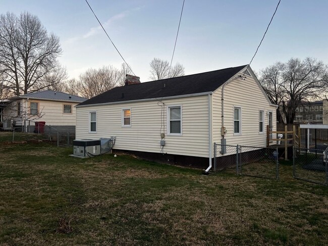 Building Photo - 521 Lee Cir