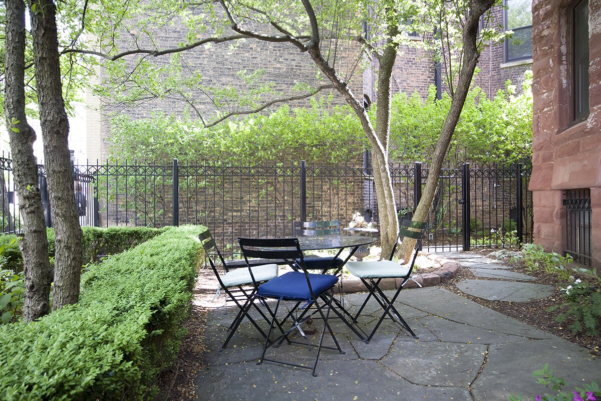 Building Photo - 1228 N Dearborn St