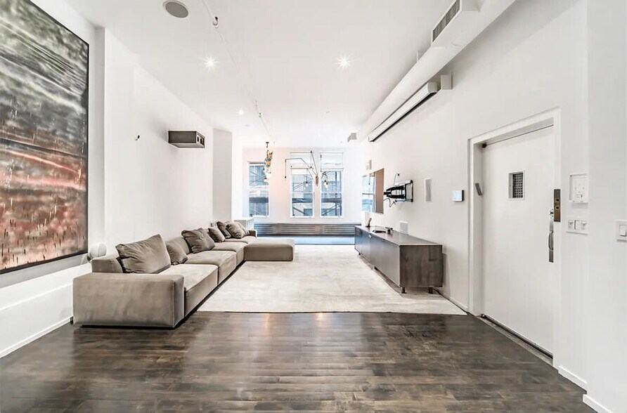 Primary Photo - 20 E 17th St