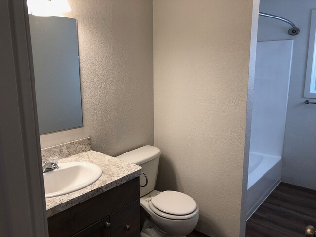 Building Photo - Cozy Condo on the Westside!