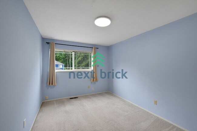 Building Photo - Spacious 4-Bedroom Retreat with 3 Full Baths in the Heart of Redmond – 2,490 Sq Ft of Comfort!