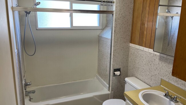 Building Photo - VIDEOTOUR: Want To Live Near Downtown Bend? Adorable Cottage Available Soon! PETS WELCOME