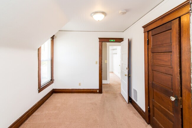 Building Photo - 812 Sybil St