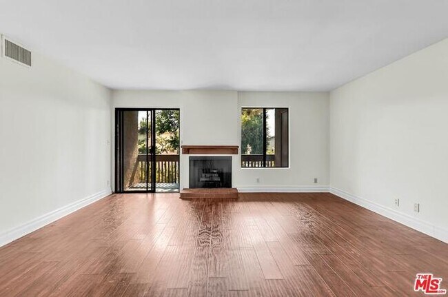 Building Photo - 15207 Magnolia Blvd